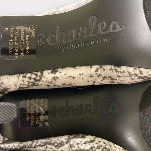 Charles David - Soft Fabric Snake Skin Print Heeled Booties - 6.5M - Picture 5 of 5